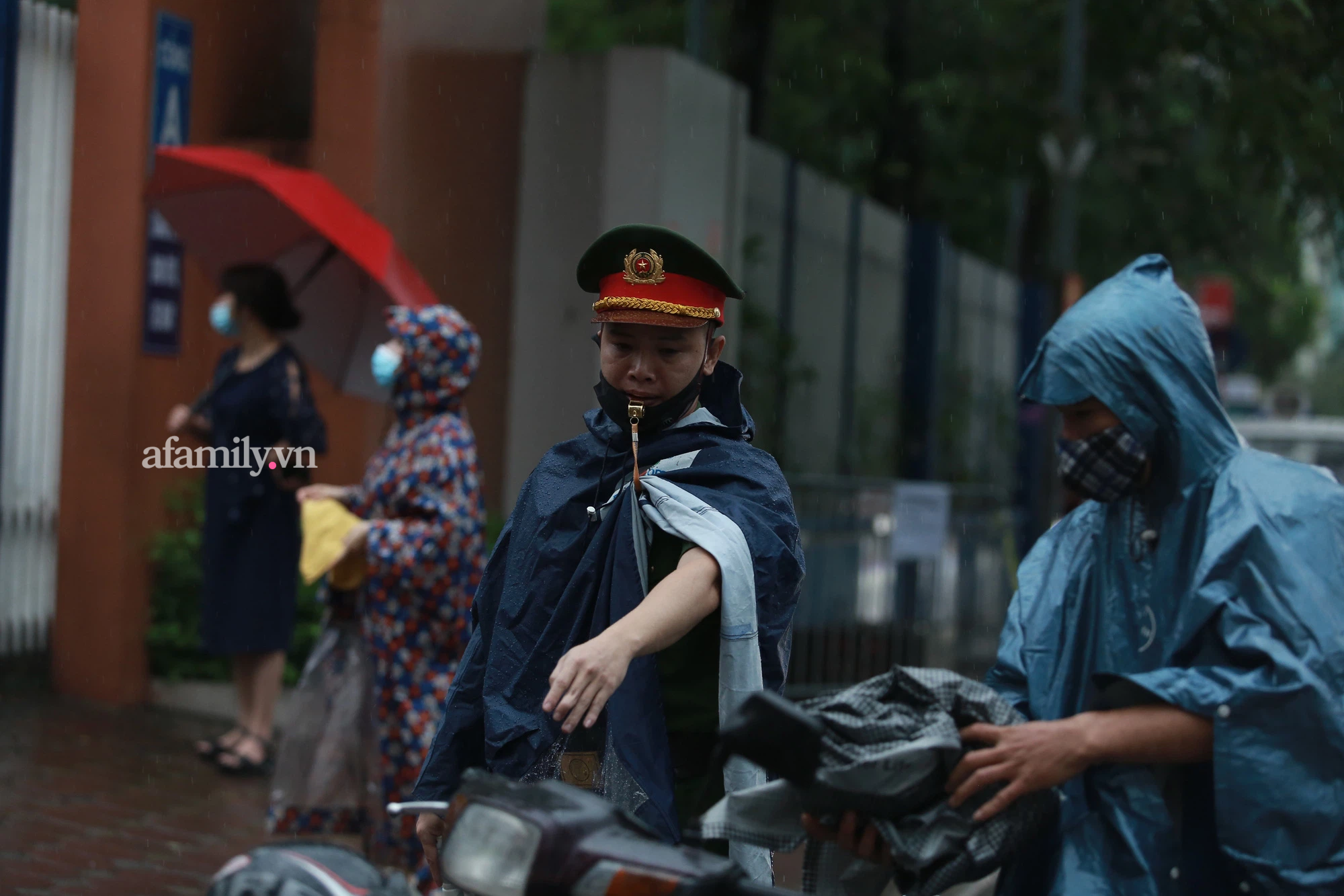 Mưa lớn như trút nước sáng 12/6, phụ huynh Hà Nội xách dép, đội mưa đưa con đi thi vào lớp 10 - Ảnh 12.