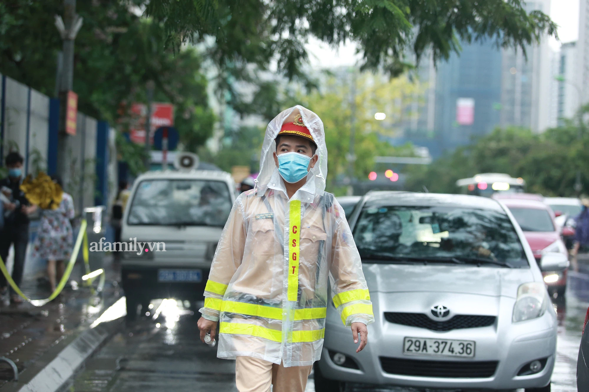 Mưa lớn như trút nước sáng 12/6, phụ huynh Hà Nội xách dép, đội mưa đưa con đi thi vào lớp 10 - Ảnh 13. Mưa lớn như trút nước sáng 12/6, phụ huynh Hà Nội xách dép, đội mưa đưa con đi thi vào lớp 10 - Ảnh 13.