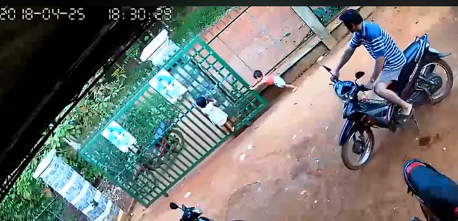 Khoảnh khắc chiếc cổng sắt bất ngờ đổ sập, suýt đè ngang người 2 bé gái đang đùa nghịch chơi trò đu bám - Ảnh 3.