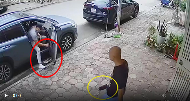 Ném bịch rác từ ô tô ra đất, nam thanh niên đi 