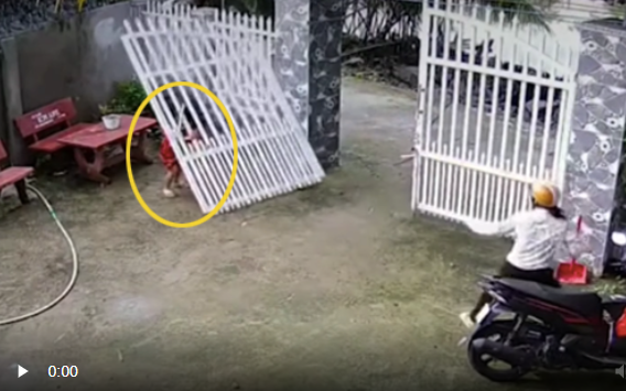 Cổng sắt bất ngờ đổ sập, đè trúng 2 bé gái: Hiểm họa khôn lường từ trò chơi con trẻ, phụ huynh thấy cũng thường bỏ qua