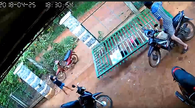 Khoảnh khắc chiếc cổng sắt bất ngờ đổ sập, suýt đè ngang người 2 bé gái đang đùa nghịch chơi trò đu bám - Ảnh 4.