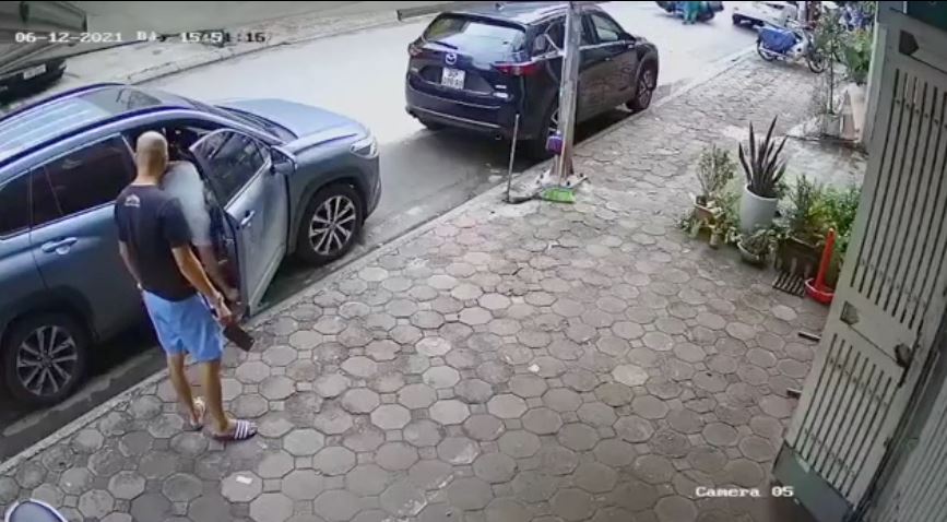 Ném bịch rác từ ô tô ra đất, nam thanh niên đi