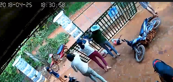 Khoảnh khắc chiếc cổng sắt bất ngờ đổ sập, suýt đè ngang người 2 bé gái đang đùa nghịch chơi trò đu bám - Ảnh 5.