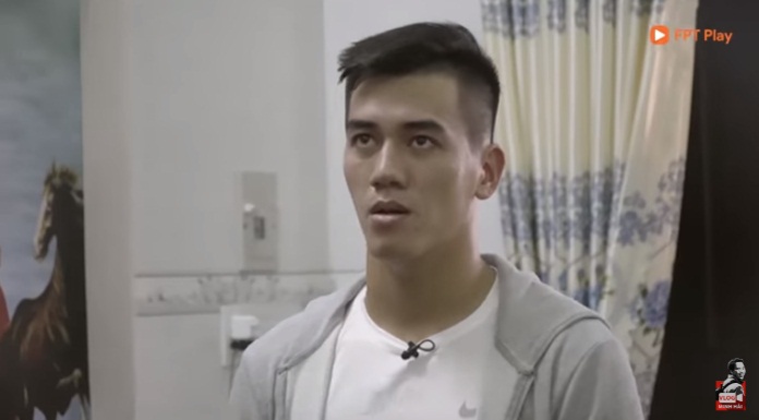 Chuyện ít biết về cầu thủ Tiến Linh: Xa phụ huynh từ khi còn bé xíu, ngày gặp lại gọi mẹ bằng