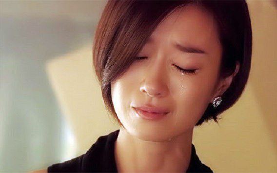 Chồng gọi điện bắt sang tên sổ tiết kiệm 4 tỷ cho mẹ chồng, tôi choáng váng khi biết lý do phía sau