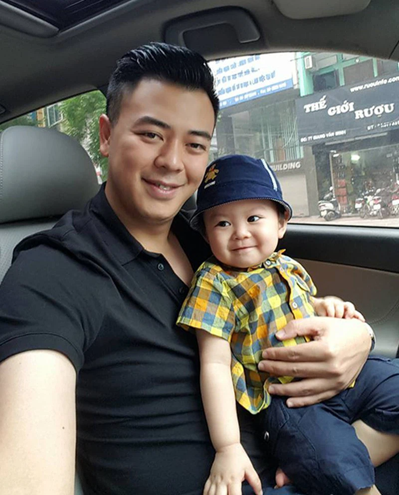 Người kế thừa của MC Long Vũ: Lấy vợ danh giá, cho con trai đi du lịch thế giới từ bé nhưng chọn trường mầm non có học phí bất ngờ - Ảnh 2.