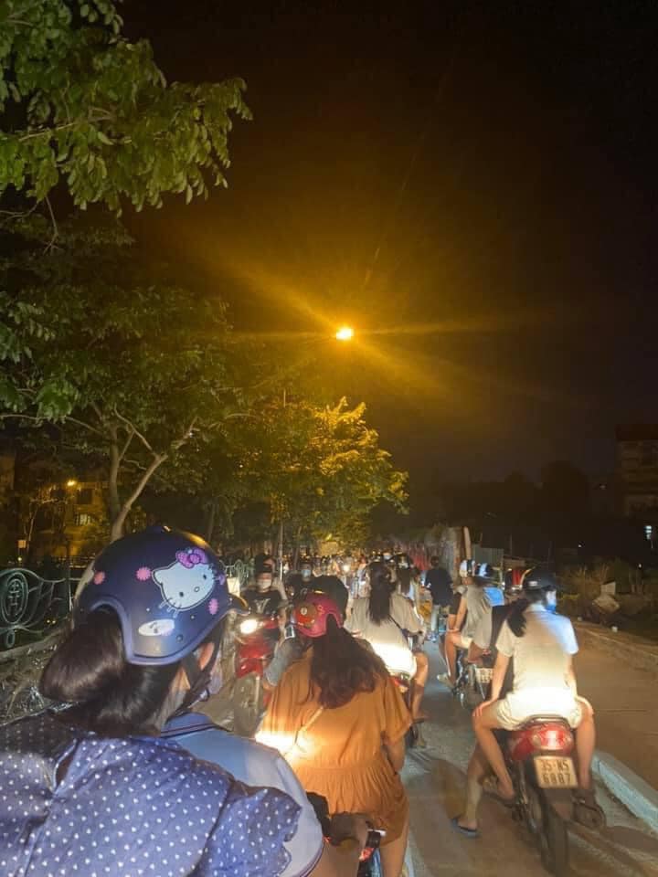 Hà Nội nới lỏng, hồ Tây đông nghịt người, đường phố tắc cứng dù gần nửa đêm - Ảnh 1.