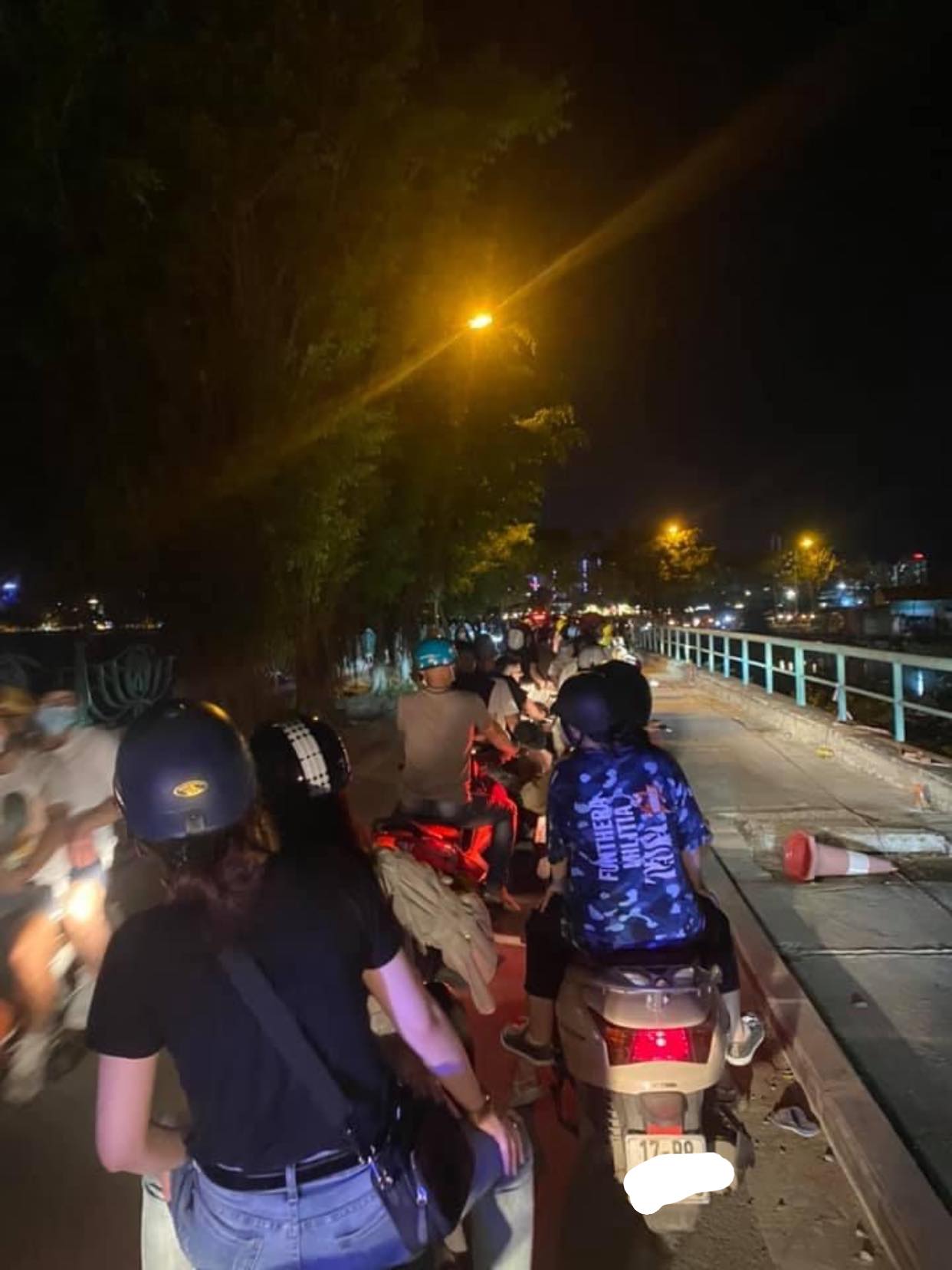 Hà Nội nới lỏng, hồ Tây đông nghịt người, đường phố tắc cứng dù gần nửa đêm - Ảnh 3.