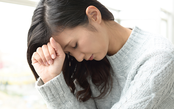 10 giờ tối mới ăn cơm, sau một cuộc gọi 2 phút chồng tôi giận dữ hất đổ cả mâm bát và mắng nhiếc vợ