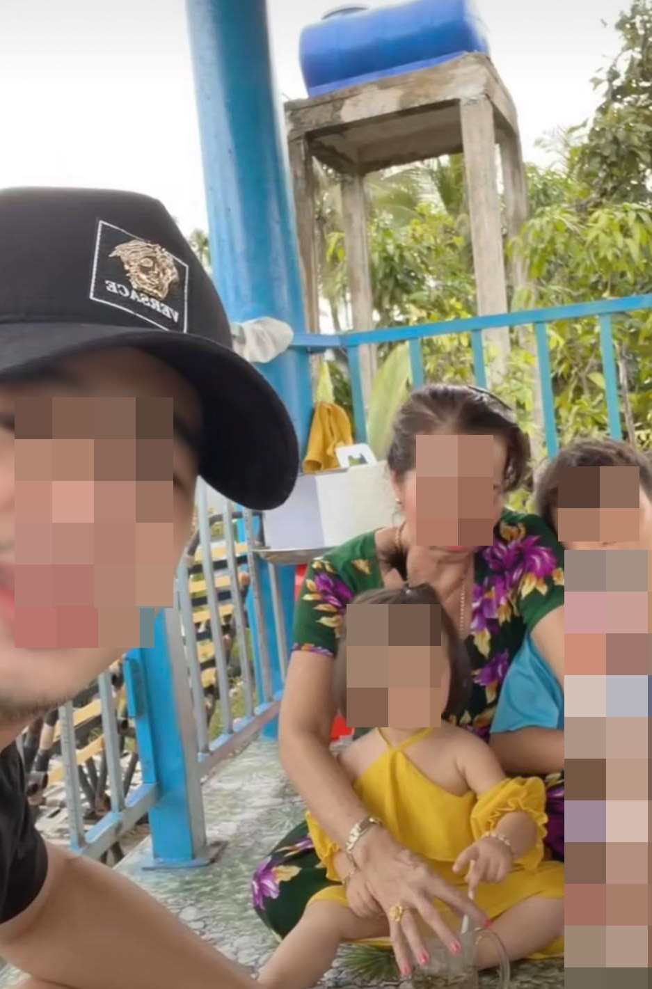 Bức hình thu hút 63 nghìn like: Bố đưa hai con ra mộ chúc mừng sinh nhật mẹ, nhìn chiếc bánh sinh nhật ai cũng rưng rưng! - Ảnh 3.