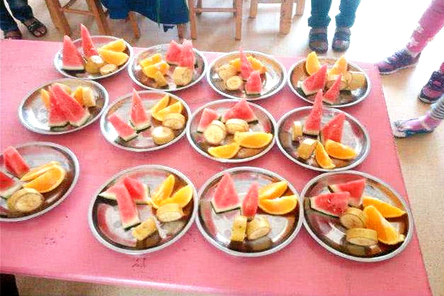 Một quả chuối ở trường được chia thành ba phần, phụ huynh bức xúc vì nộp học phí cao nhưng con bị 