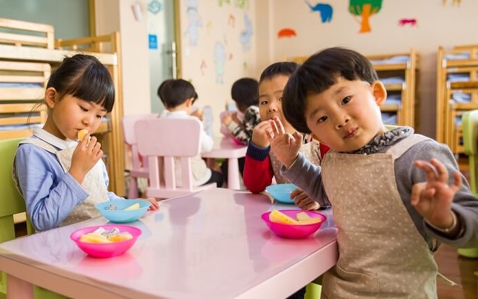 Một quả chuối ở trường được chia thành ba phần, phụ huynh bức xúc vì nộp học phí cao nhưng con bị