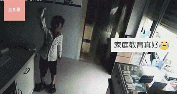 Thấy cửa hàng vắng chủ, hai cậu bé thản nhiên vào lấy đồ, hành động tiếp theo của đứa trẻ cho thấy sự giáo dục tuyệt vời - Ảnh 3.