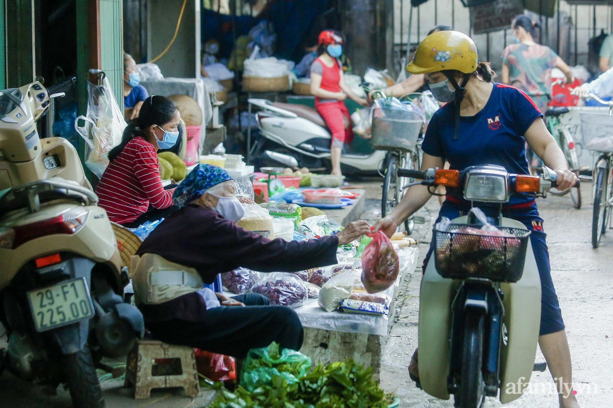 Ngày đầu tiên bắt đầu phát phiếu đi chợ, người Hà Nội đi theo ngày chẵn, ngày lẻ - Ảnh 10.