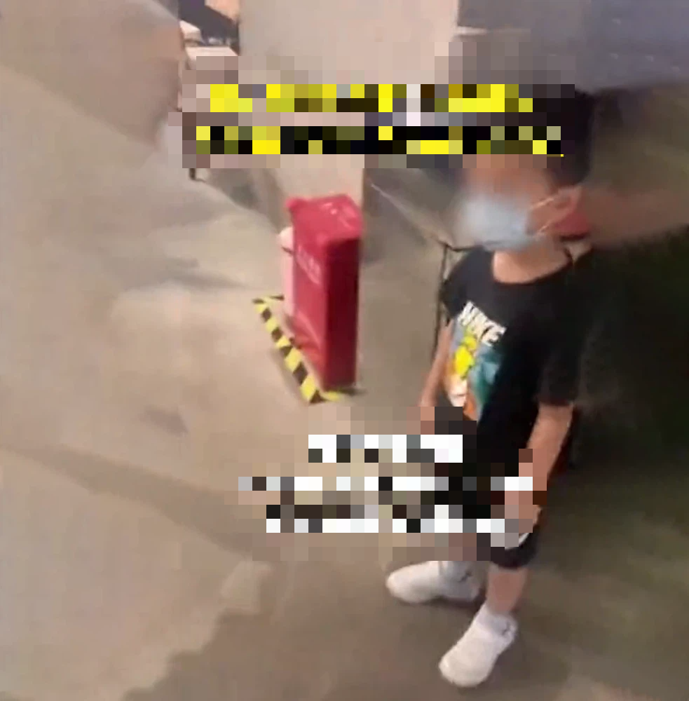 Cô gái phẫn nộ khi đang thay đồ trong toilet bỗng có cậu bé xông vào, câu nói của người mẹ như