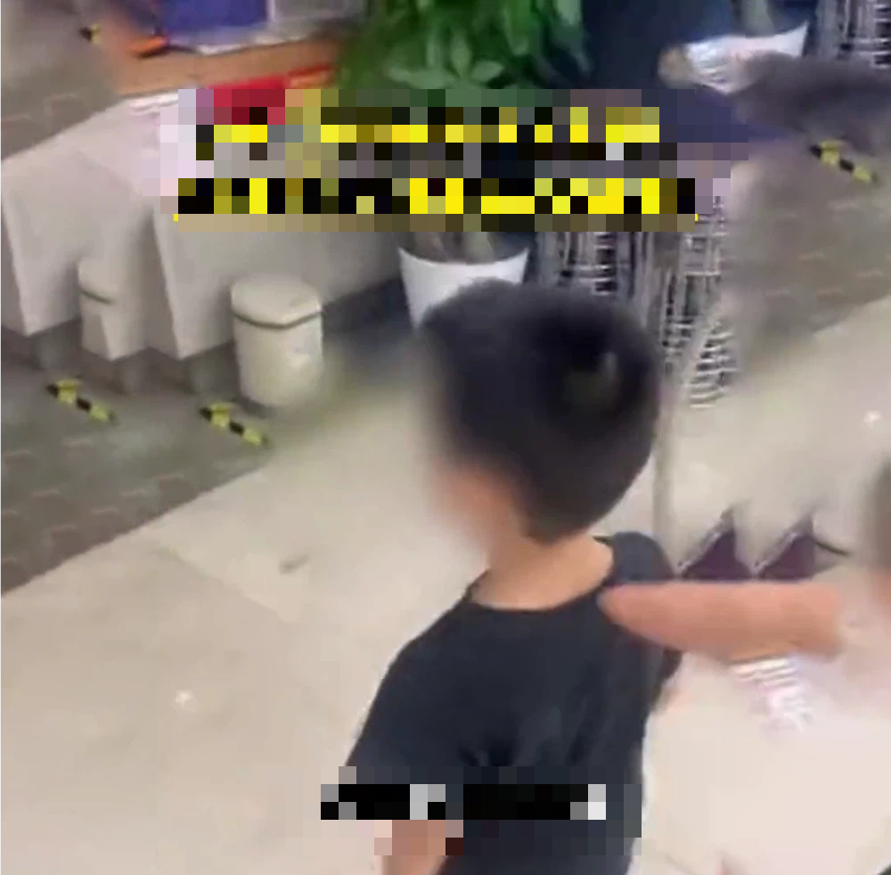 Cô gái phẫn nộ khi đang thay đồ trong toilet bỗng có cậu bé xông vào, câu nói của người mẹ như