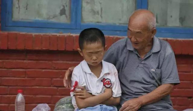 Bà dì xấu tính dẫm chân và đẩy bé trai trong thang máy, lời giải thích khiến dân tình bức xúc: