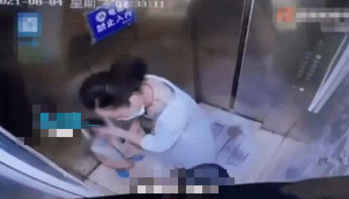 Bà dì xấu tính dẫm chân và đẩy bé trai trong thang máy, lời giải thích khiến dân tình bức xúc: