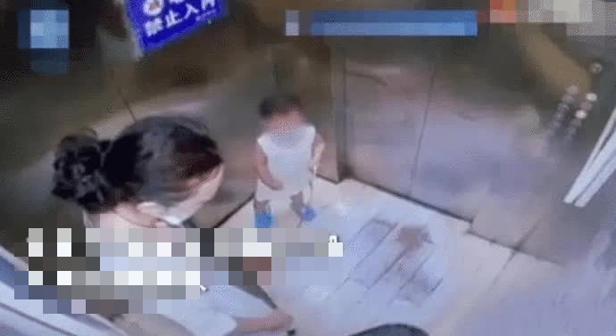 Bà dì xấu tính dẫm chân và đẩy bé trai trong thang máy, lời giải thích khiến dân tình bức xúc: