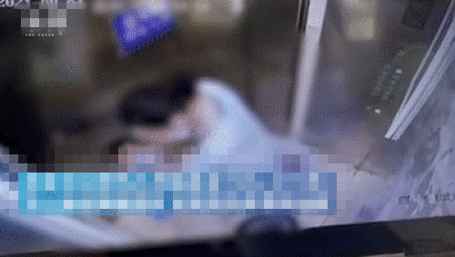 Bà dì xấu tính dẫm chân và đẩy bé trai trong thang máy, lời giải thích khiến dân tình bức xúc: