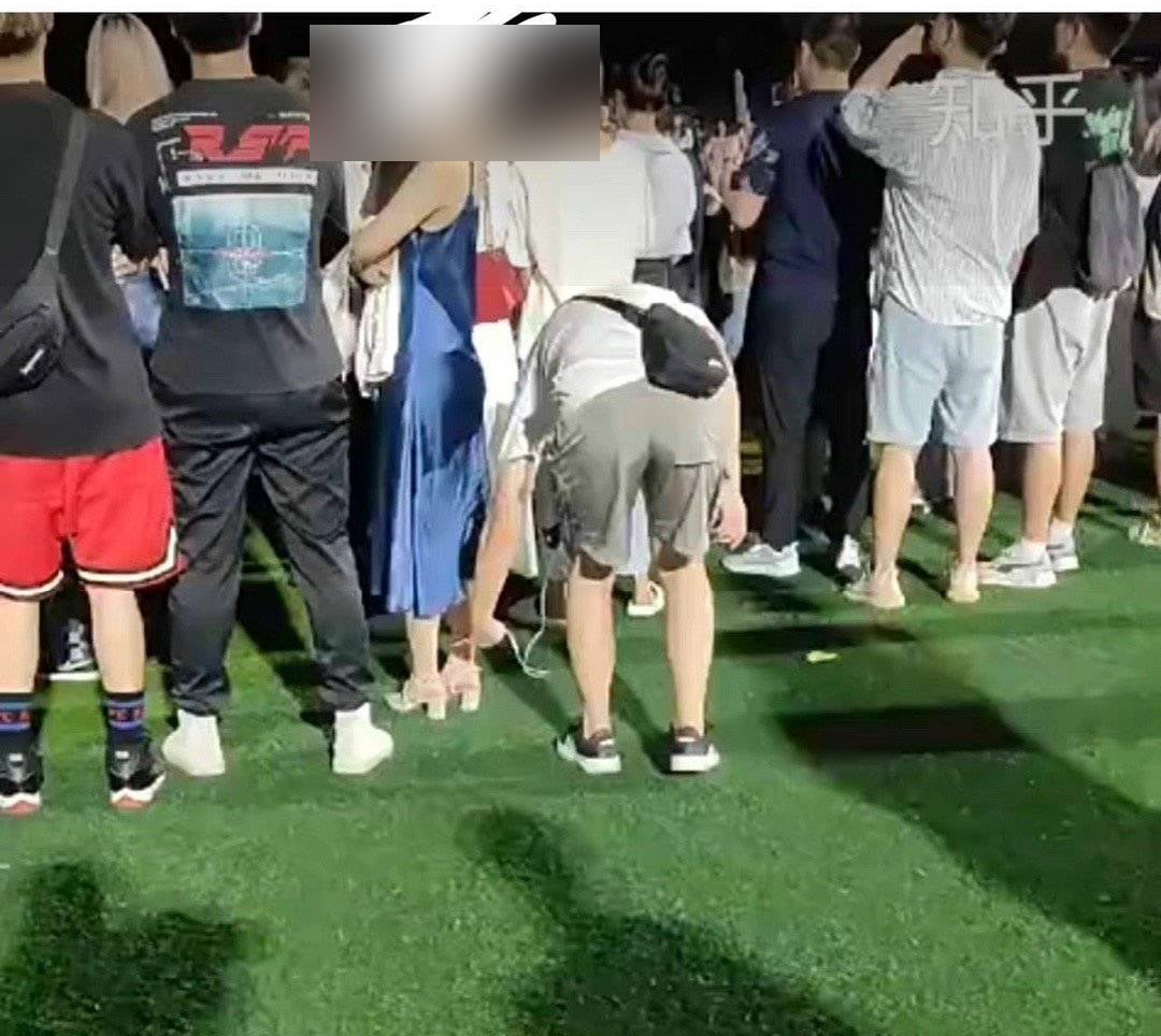 Vừa nhập học hai ngày, nam sinh có hành động đáng xấu hổ đến mức phải ngay lập tức