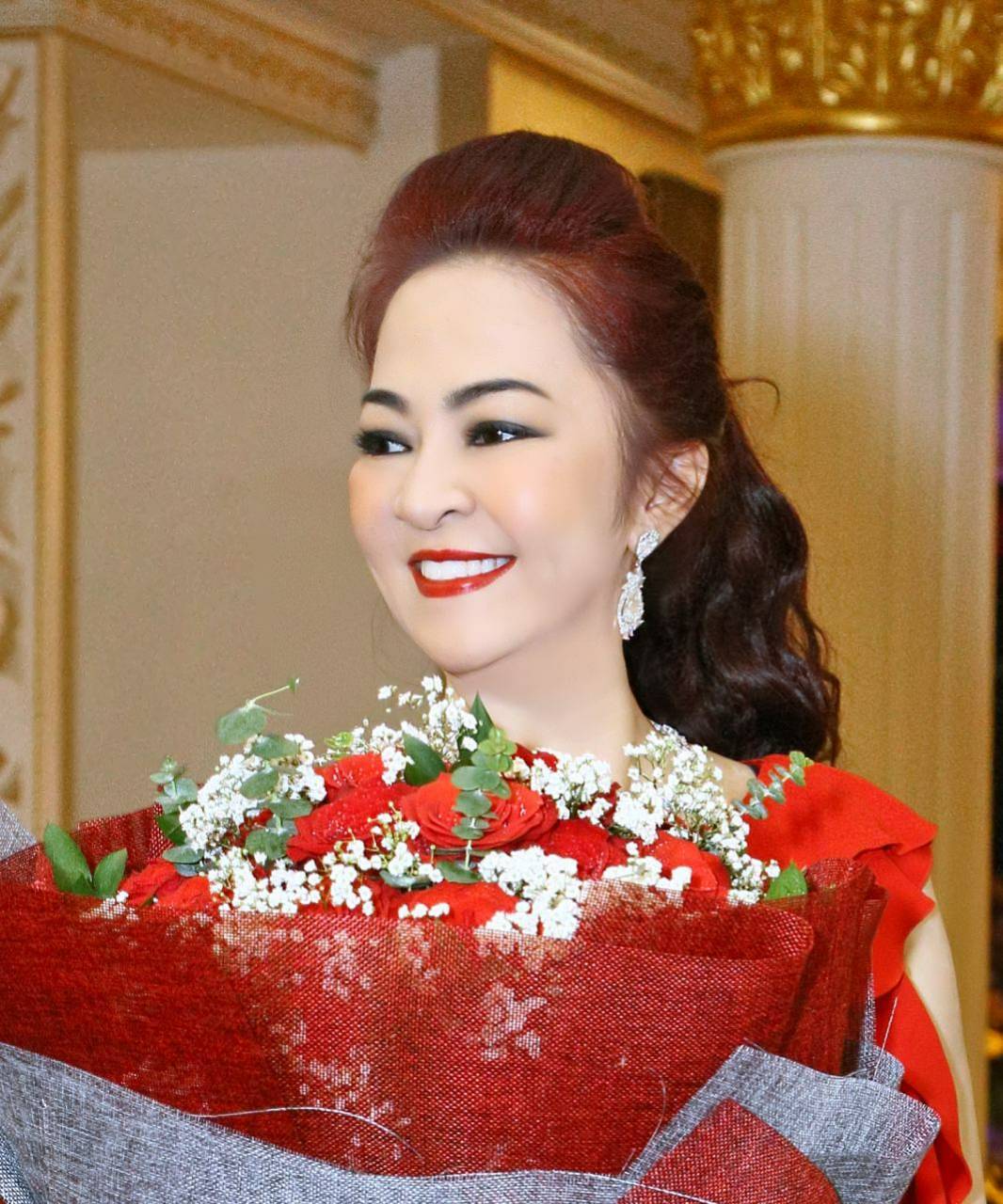 Bà Nguyễn Phương Hằng và mối quan hệ với vợ cũ ông Dũng “lò vôi”: Hé lộ chuyện suýt bị tạt axit ngay trong ngày cưới và dàn vệ sĩ 500 người bảo vệ 2 ngày 2 đêm! - Ảnh 1.