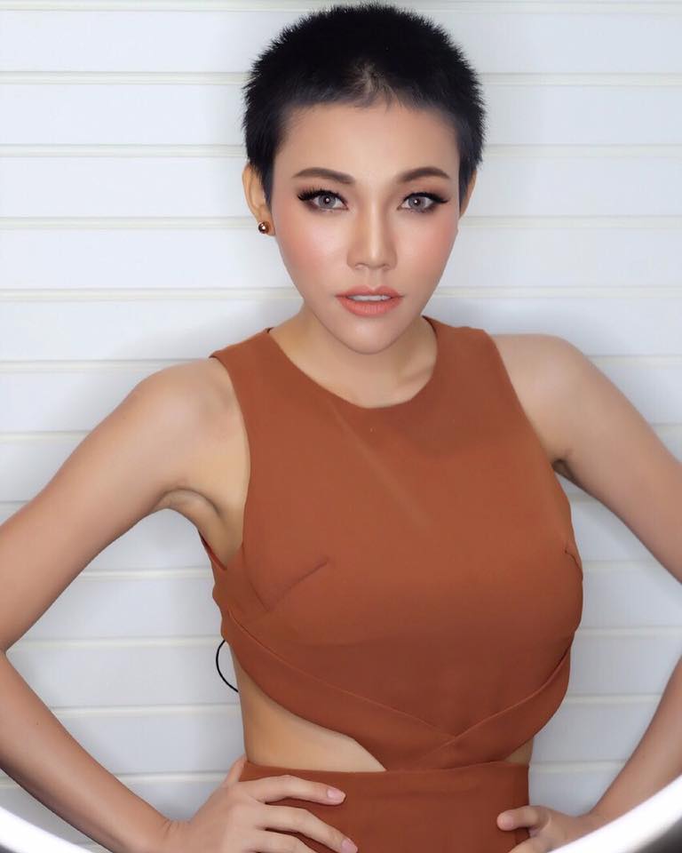 Bức ảnh nữ diễn viên ngủ chung với hai con trai gây tranh cãi: Soi kĩ mới thấy cánh tay