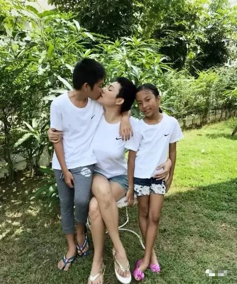 Bức ảnh nữ diễn viên ngủ chung với hai con trai gây tranh cãi: Soi kĩ mới thấy cánh tay Bức ảnh nữ diễn viên ngủ chung với hai con trai gây tranh cãi: Soi kĩ mới thấy cánh tay
