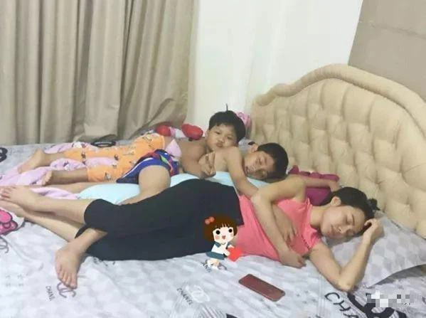 Bức ảnh nữ diễn viên ngủ chung với hai con trai gây tranh cãi: Soi kĩ mới thấy cánh tay 