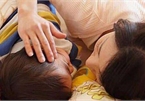 Bức ảnh nữ diễn viên ngủ chung với hai con trai gây tranh cãi