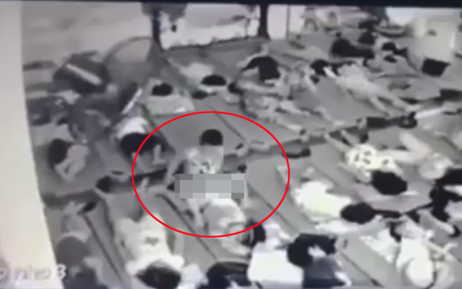 Học sinh làm chuyện