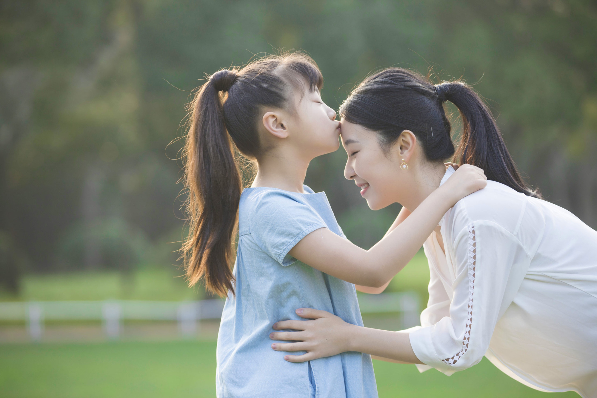 Мама с дочкой япония. Мама и дочь китайцы. Мама целует дочь. Мама и дочь корейцы. Мама целует дочь в лоб.