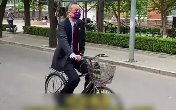 Đạp xe ngoài đường, người đàn ông bỗng hot toàn cõi mạng: Danh tính gắn liền học vấn quá 'khủng'!