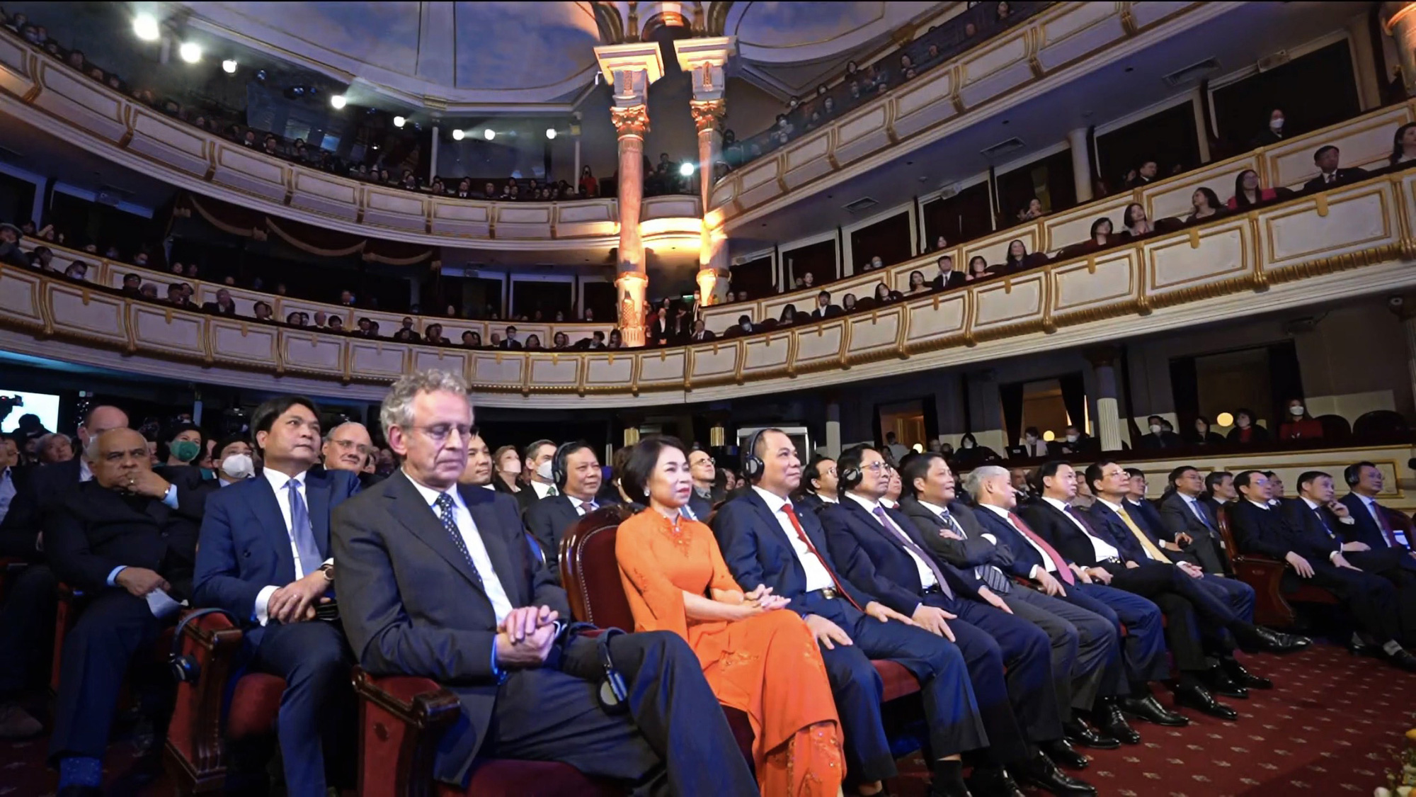 Bí mật chiếc áo dài vợ tỷ phú Phạm Nhật Vượng diện trong lần đầu tiên xuất hiện, ý nghĩa sâu xa gây bất ngờ - Ảnh 4.