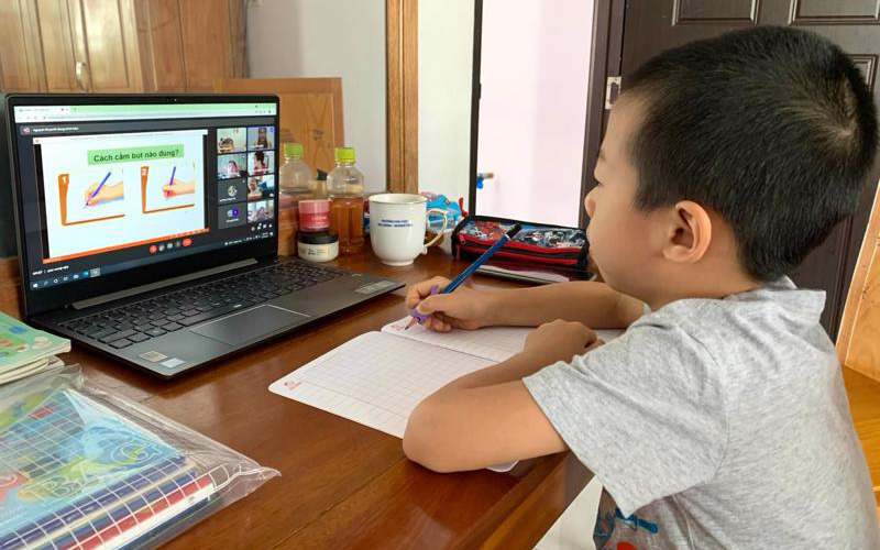 Loạt tin nhắn xuất hiện trong giờ học online khiến cô giáo sửng sốt: Ai dám tin đây là học sinh lớp 2?