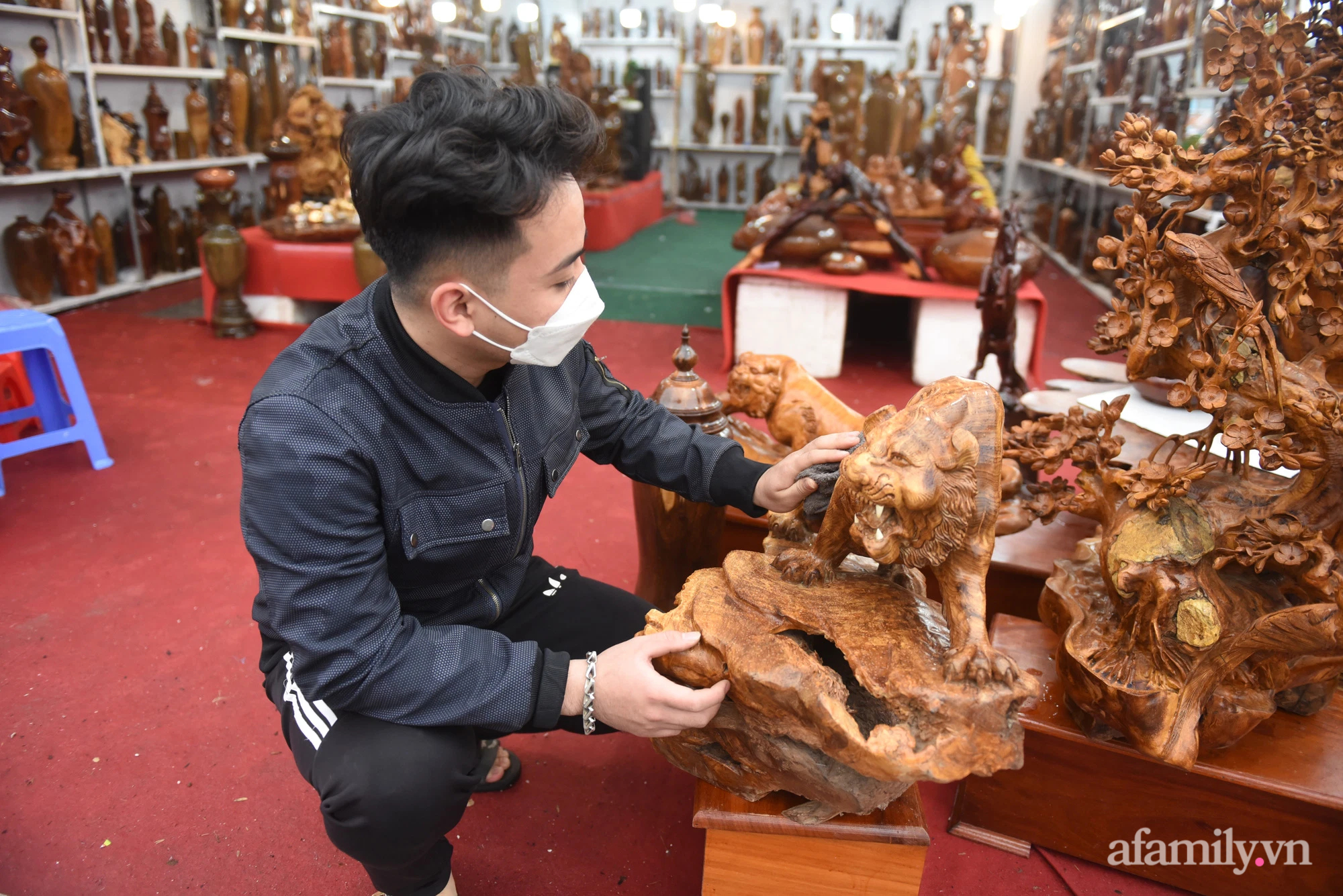 Hổ gỗ khủng hơn 100 triệu đồng tại hội chợ hoa xuân 2022 nằm chờ đại gia xuống tiền - Ảnh 11. Hổ gỗ khủng hơn 100 triệu đồng tại hội chợ hoa xuân 2022 nằm chờ đại gia xuống tiền - Ảnh 11.