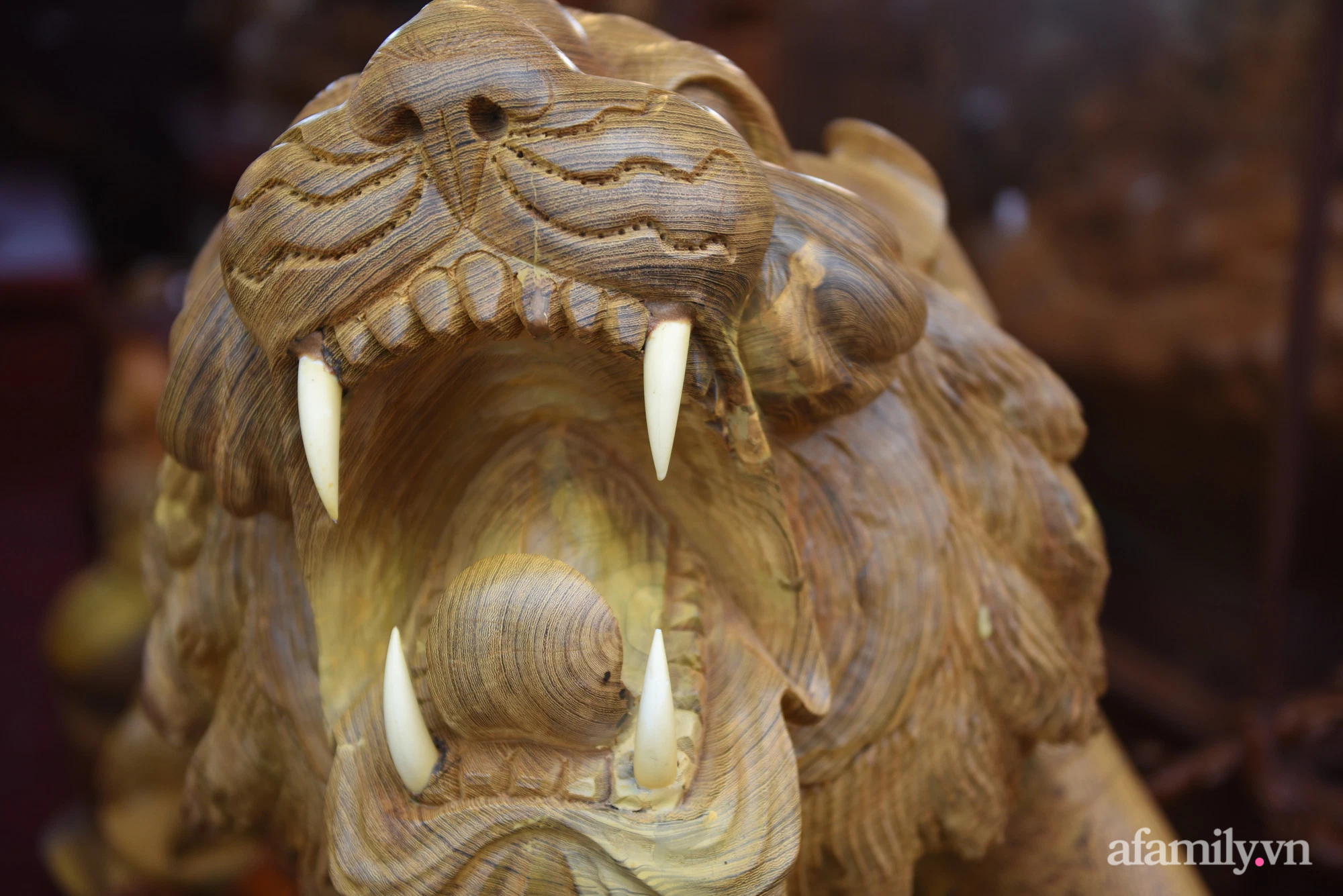 Hổ gỗ khủng hơn 100 triệu đồng tại hội chợ hoa xuân 2022 nằm chờ đại gia xuống tiền - Ảnh 4.