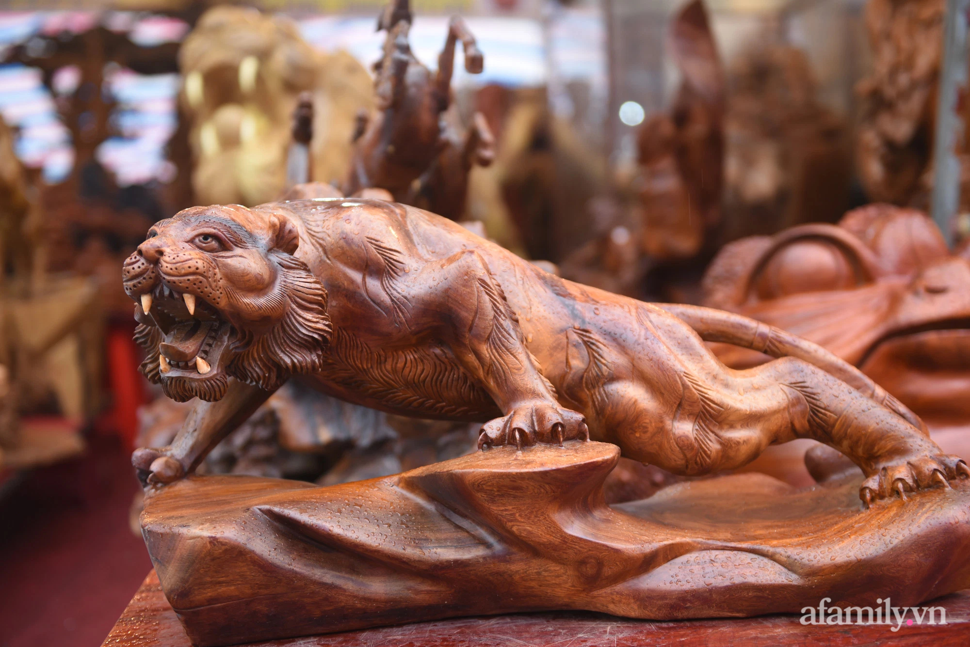 Hổ gỗ khủng hơn 100 triệu đồng tại hội chợ hoa xuân 2022 nằm chờ đại gia xuống tiền - Ảnh 6.