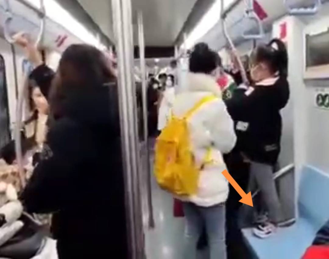 Đi tàu điện ngầm, bà mẹ làm 1 hành động khiến tất cả hành khách nổi nóng, xúm vào chỉ mặt: Không dạy nổi con thì để chúng tôi dạy! - Ảnh 1.