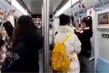 Nhìn vị trí bé gái đứng cạnh mẹ trên tàu điện ngầm, hành khách xung quanh nổi nóng