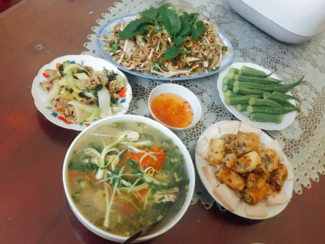 Vừa mới bê mâm cơm lên cho chồng ăn, anh đã đập tan đĩa nem nóng hổi, lý do đằng sau làm tôi sốc điếng người - Ảnh 2.