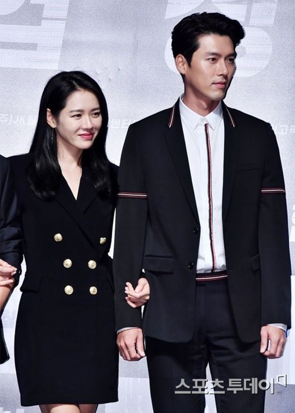 Đẳng cấp thời trang của Son Ye Jin và Hyun Bin: Trung thành với trang phục tối giản, nhưng sang vô cùng tận - Ảnh 3. Đẳng cấp thời trang của Son Ye Jin và Hyun Bin: Trung thành với trang phục tối giản, nhưng sang vô cùng tận - Ảnh 3.