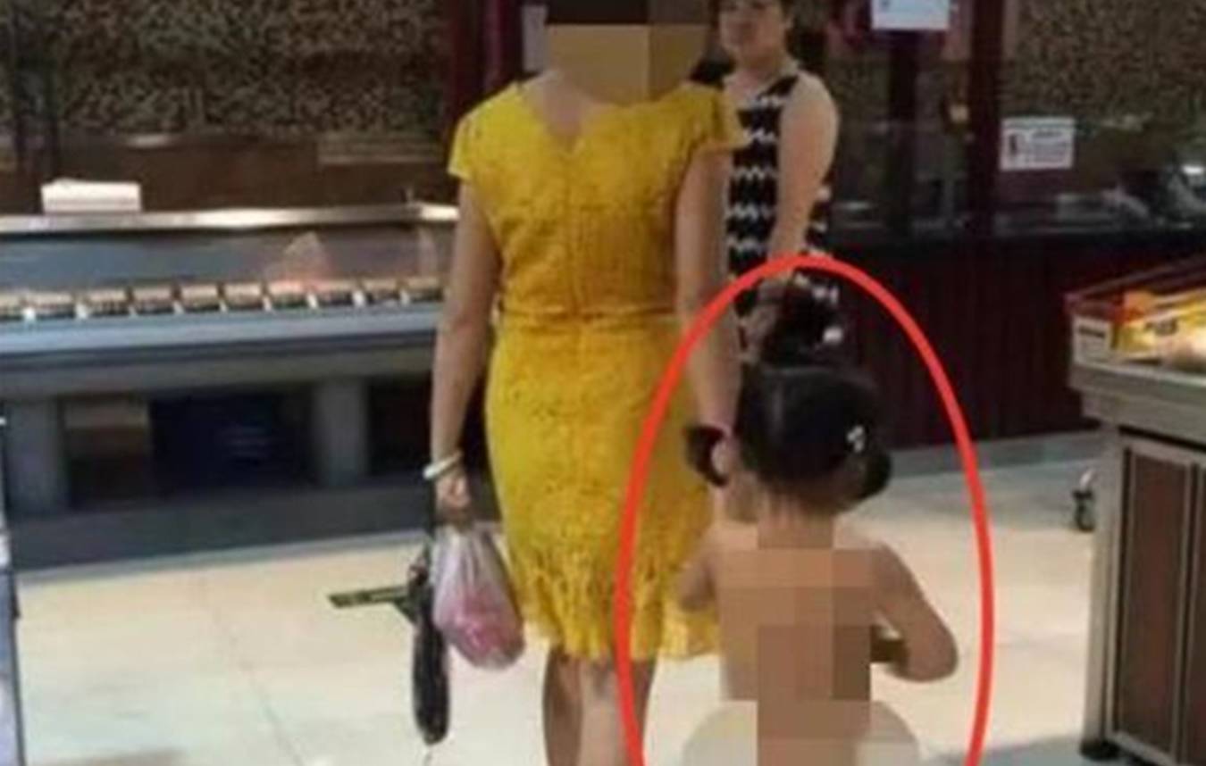 Bé gái khoả thân được mẹ dẫn đi siêu thị, người xung quanh can thiệp liền bị chặn họng: Không hiểu đây là mẹ ruột hay mẹ ghẻ! - Ảnh 1.