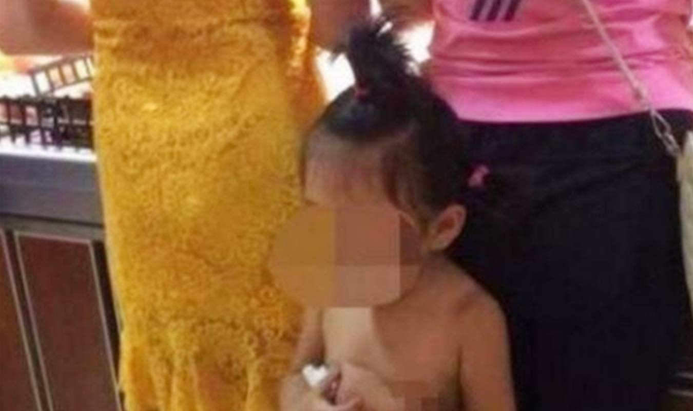 Bé gái khoả thân được mẹ dẫn đi siêu thị, người xung quanh can thiệp liền bị chặn họng: Không hiểu đây là mẹ ruột hay mẹ ghẻ! - Ảnh 2.