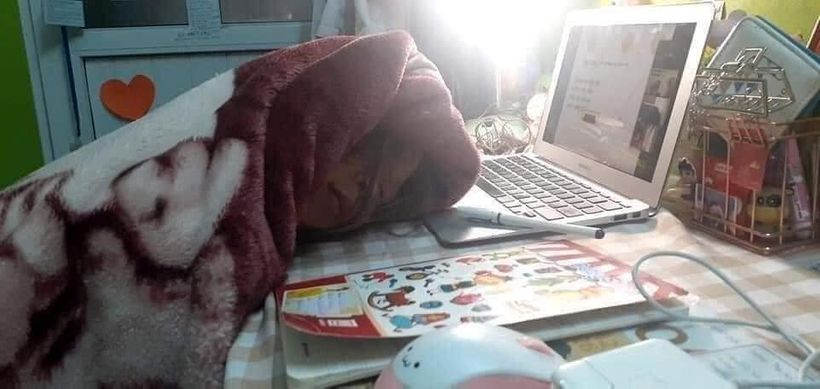 Bé gái mải mê học bài, dù bị mắng vẫn nhất quyết không rời bàn học, ngó qua quyển vở mà