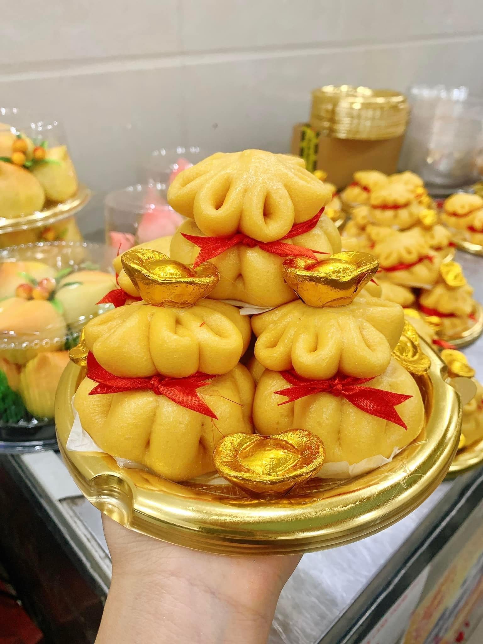 Gần tới ngày Vía Thần Tài, chị em tấp nập đặt trước các loại bánh kim tiền, tài lộc đẹp mắt - Ảnh 1. Gần tới ngày Vía Thần Tài, chị em tấp nập đặt trước các loại bánh kim tiền, tài lộc đẹp mắt - Ảnh 1.