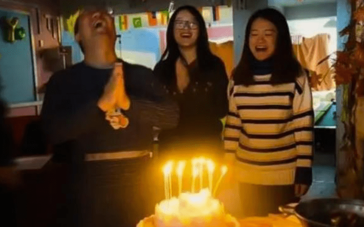 Students give birthday cake to their homeroom teacher, open it and haunt it until old age!