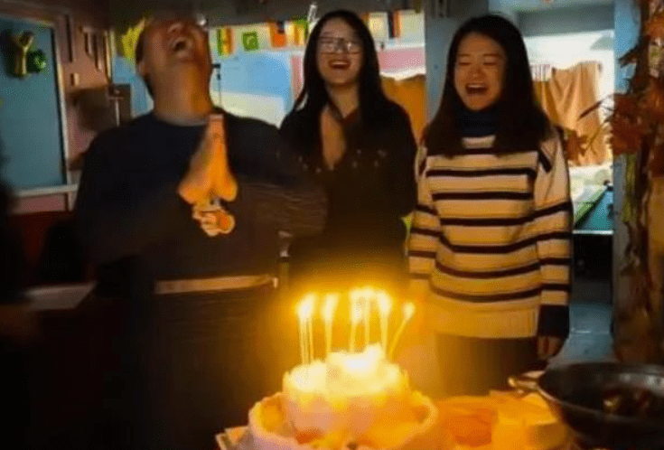 Sinh nhật cô giáo chủ nhiệm, học sinh góp tiền mua tặng bánh kem, mở ra xem mà suýt ngất xỉu: Kiểu này bị ám ảnh đến tận già! - Ảnh 1.