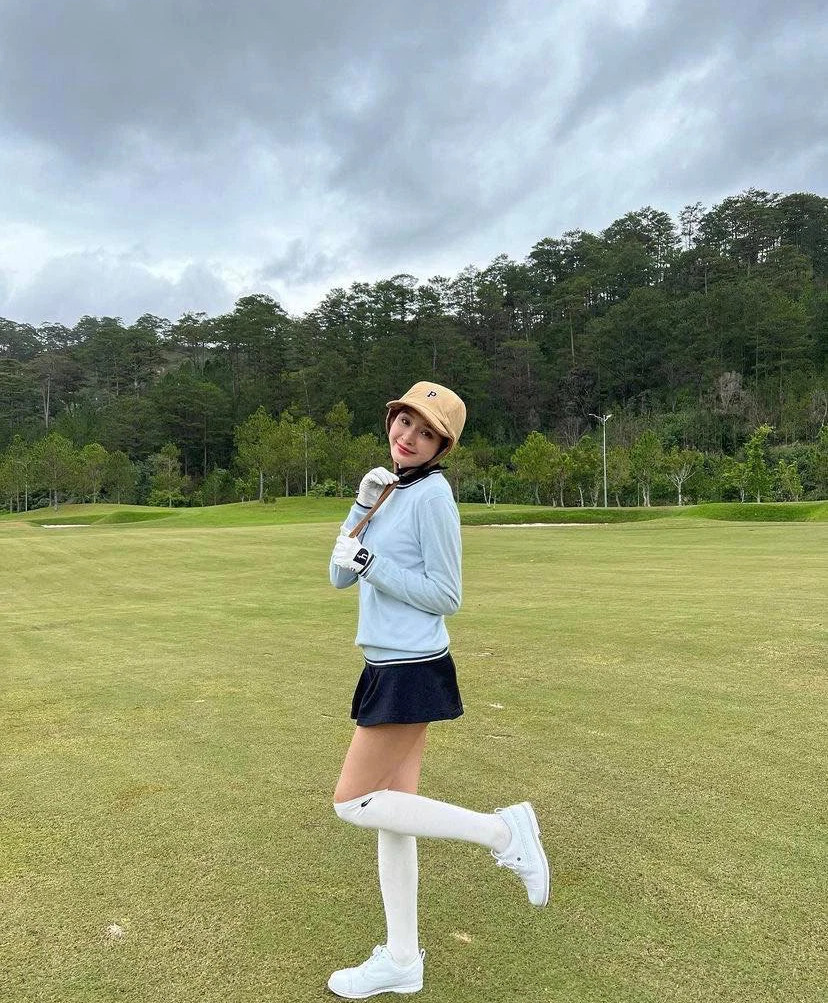 MC Mai Ngọc và thời trang chơi golf gây chú ý